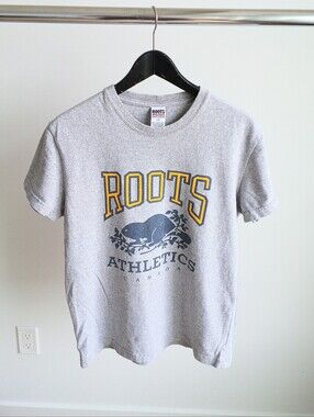 VTG 90s Roots Athletics Grey Tee Beaver Logo Small Made in Canada Single Stitch